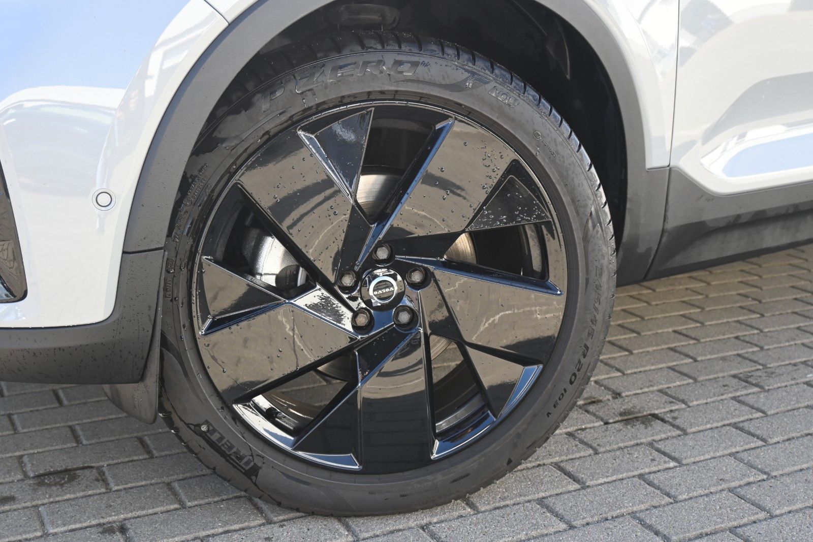 Fahrzeugabbildung Volvo XC40 B4 DKG Plus Black*STDHZG*Pixel*360°*20"