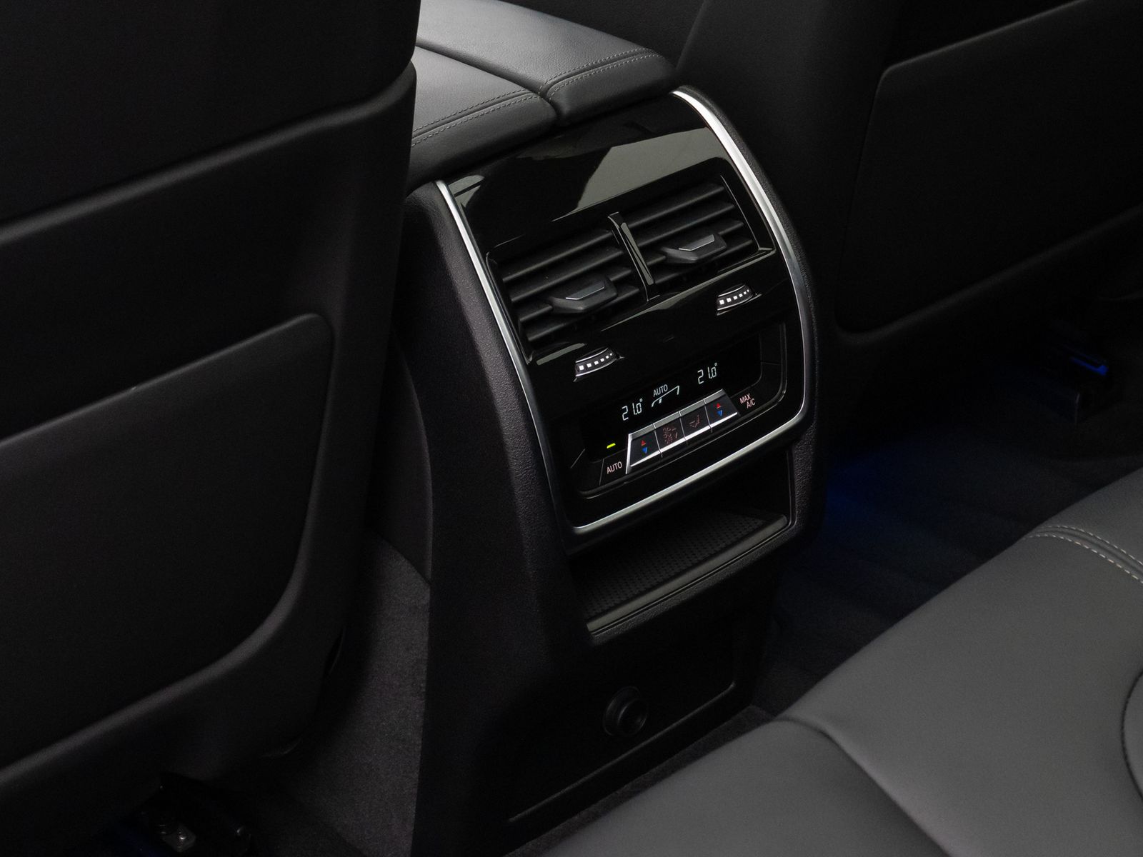 Fahrzeugabbildung BMW X5 xD30d M Sport Panorama Laser 360°HUD DAB B&W