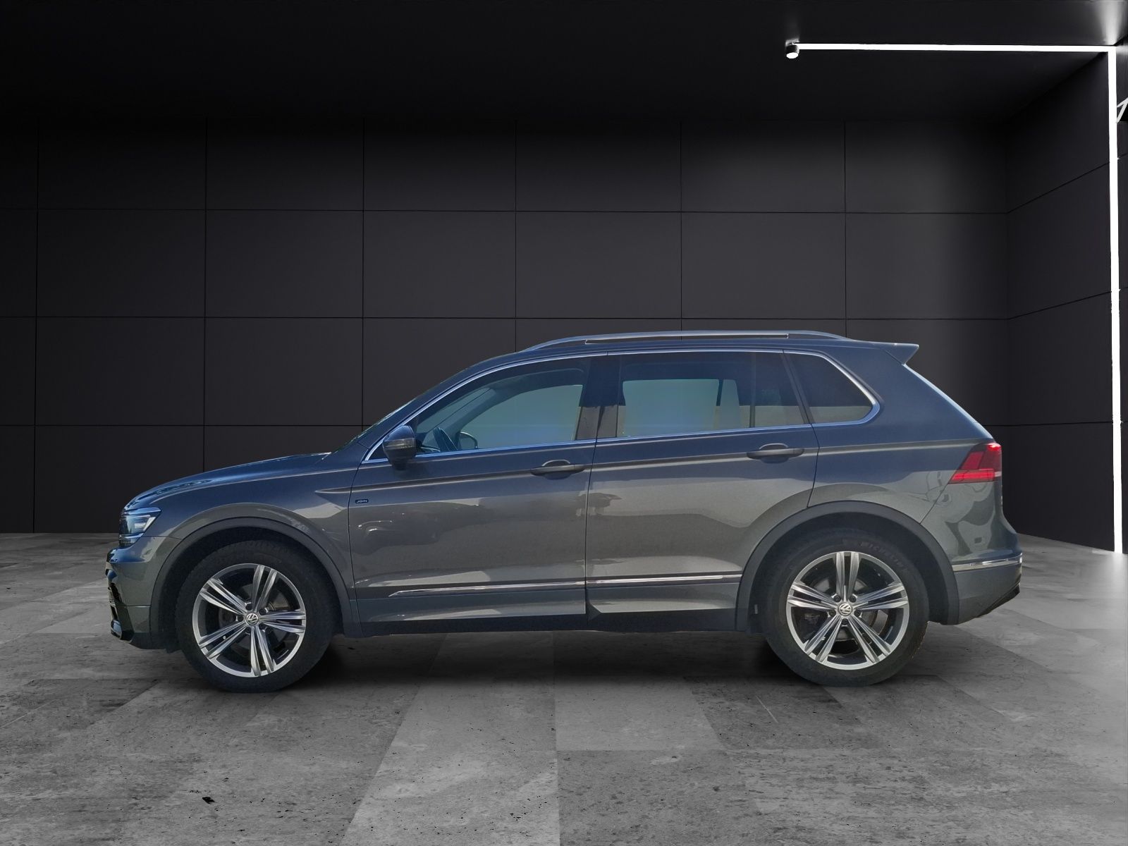 Fahrzeugabbildung Volkswagen Tiguan TSI Join LED AHK Navi HUD ACC PDC SH 19"