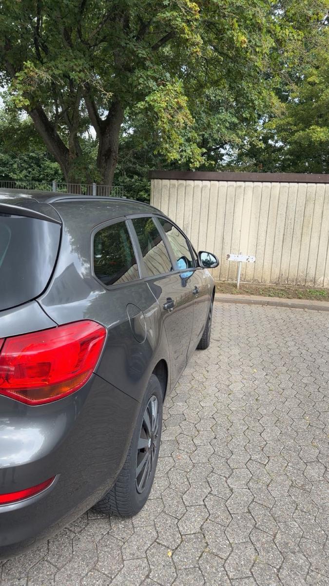 Opel Astra 2011 — photo 6