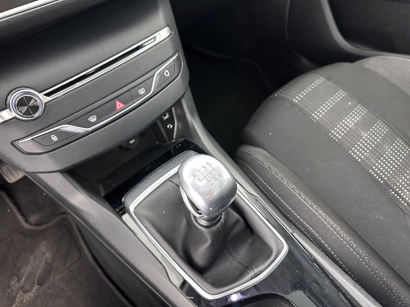 Peugeot 308 2015 — photo 16