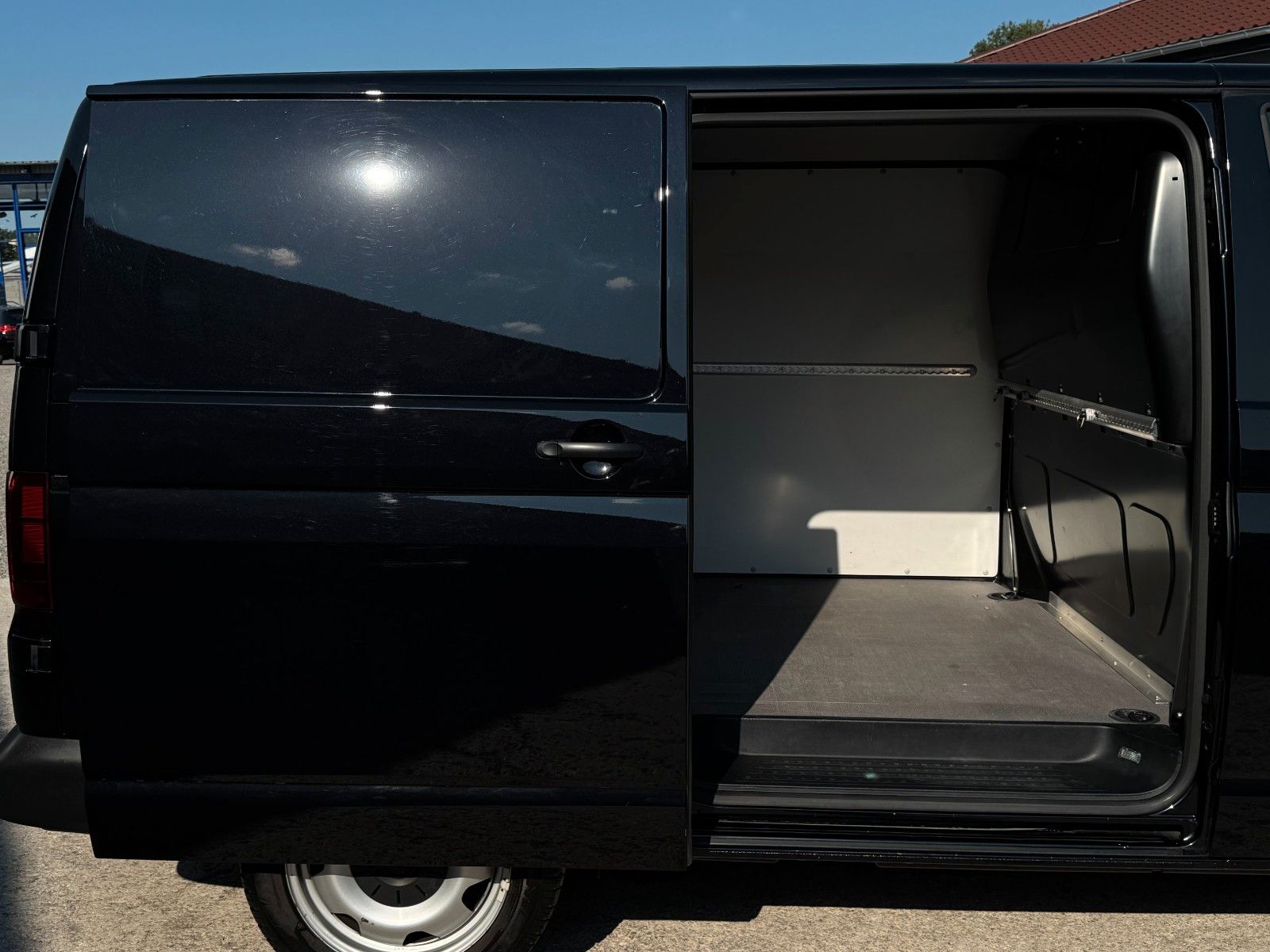 Fahrzeugabbildung Volkswagen T6.1 Transporter Kurz 2.0 TDI DSG CarPlay Navi