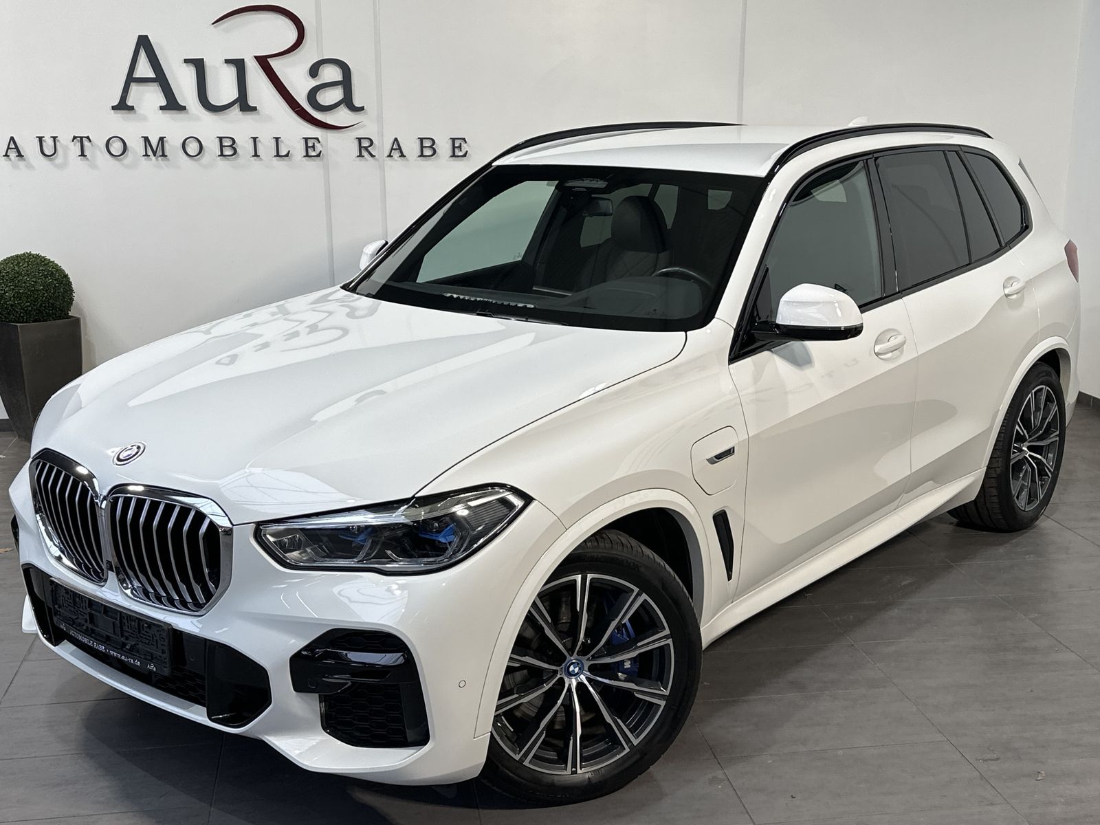 Fahrzeugabbildung BMW X5 xDrive45e M-Sport NAV+LASER+AHK+360°+HUD+H&K