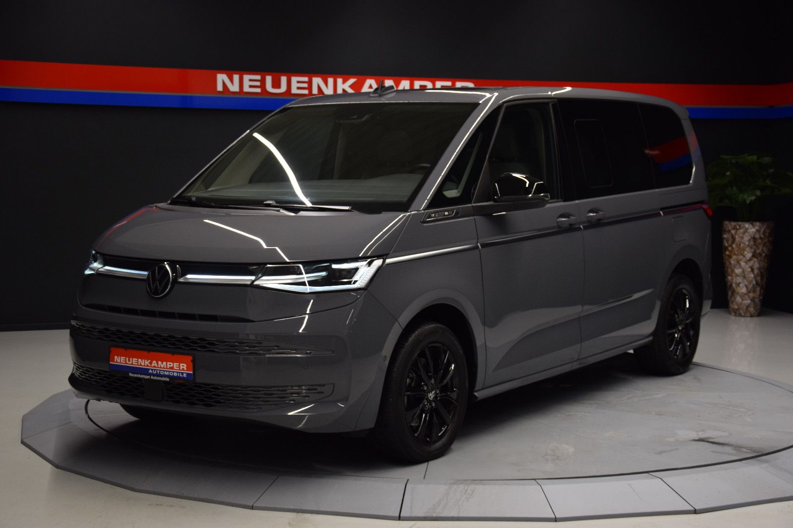 Fahrzeugabbildung Volkswagen T7 Multivan Style Pano ACC IQ AHK Stndhzg Alcant