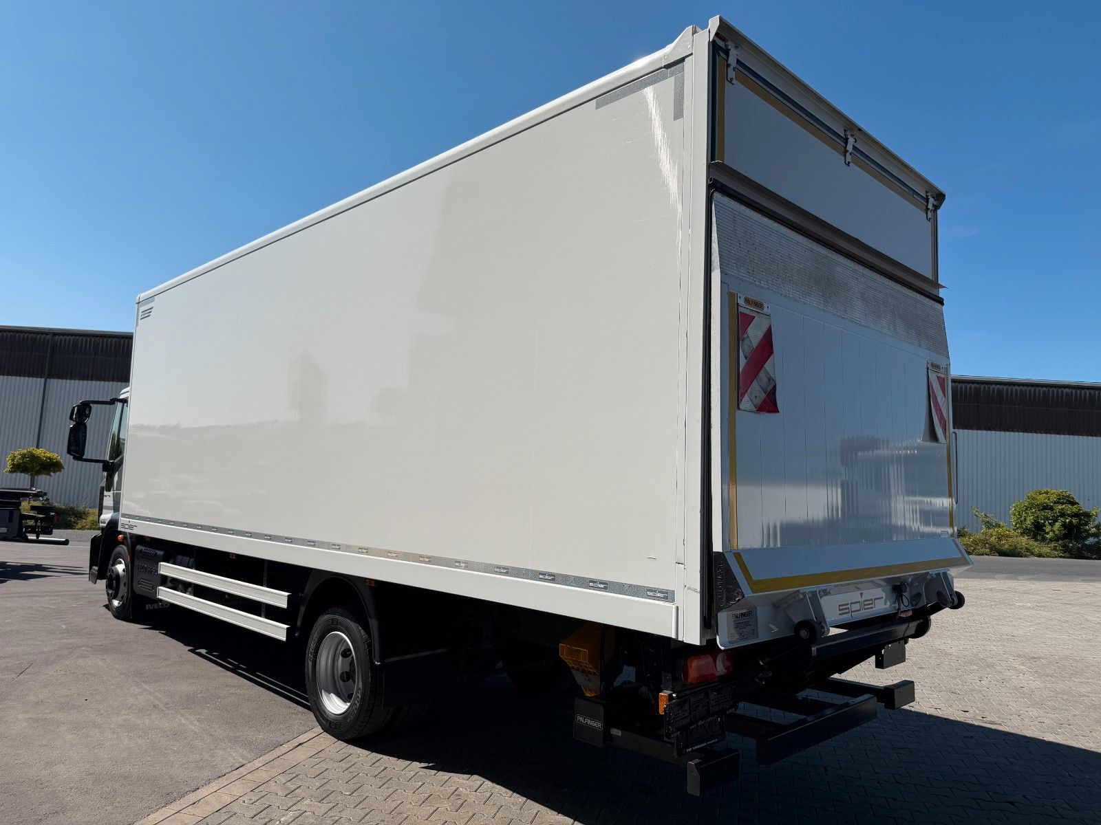 Fahrzeugabbildung Iveco Eurocargo ML120E25 LBW PAlfinger 1.500kg 3 Sitze