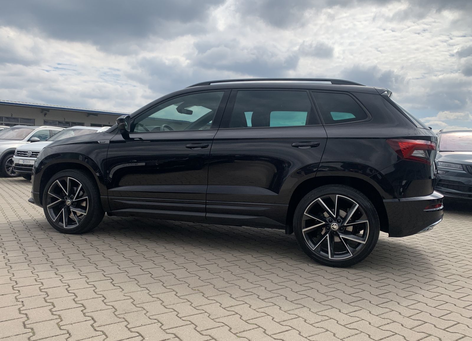 Fahrzeugabbildung SKODA Karoq 2.0 TDI*Sportline*4x4*AHK*Pano*Cam*CANTON*