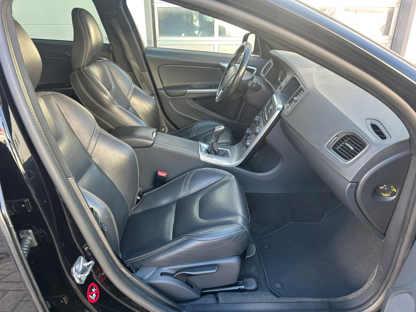 Fahrzeugabbildung Volvo V60 D3 Linje Svart Pano Leder digital SHZ H&R Ka