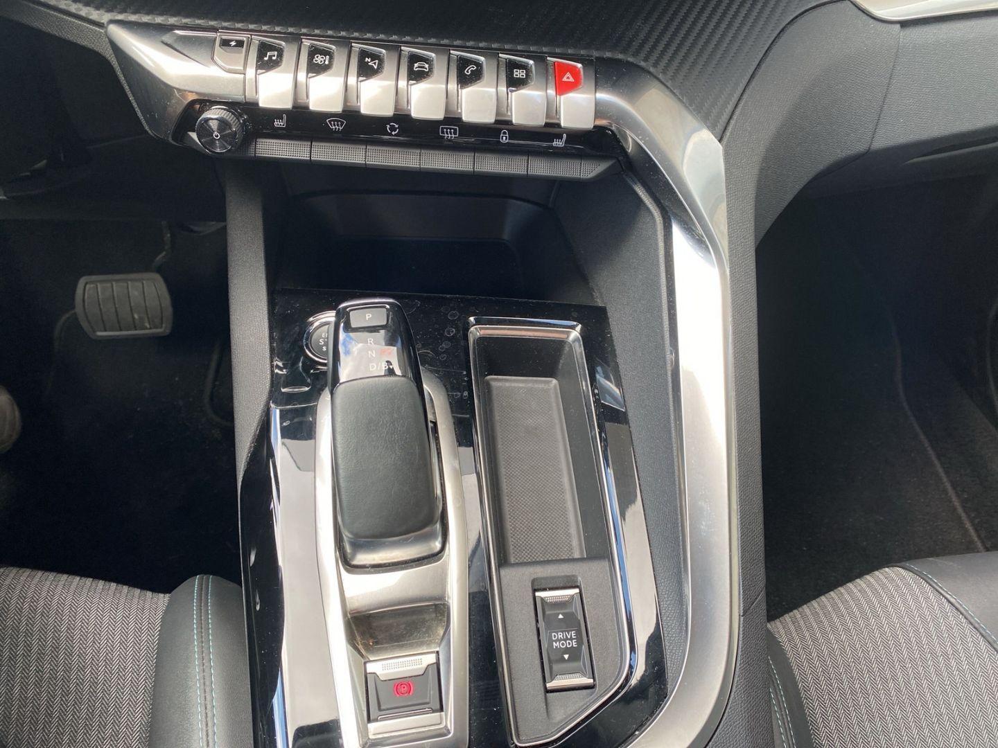 Fahrzeugabbildung Peugeot 3008 Hybrid 225 Allure Pack 1.6 Plug-In EU6d Nav