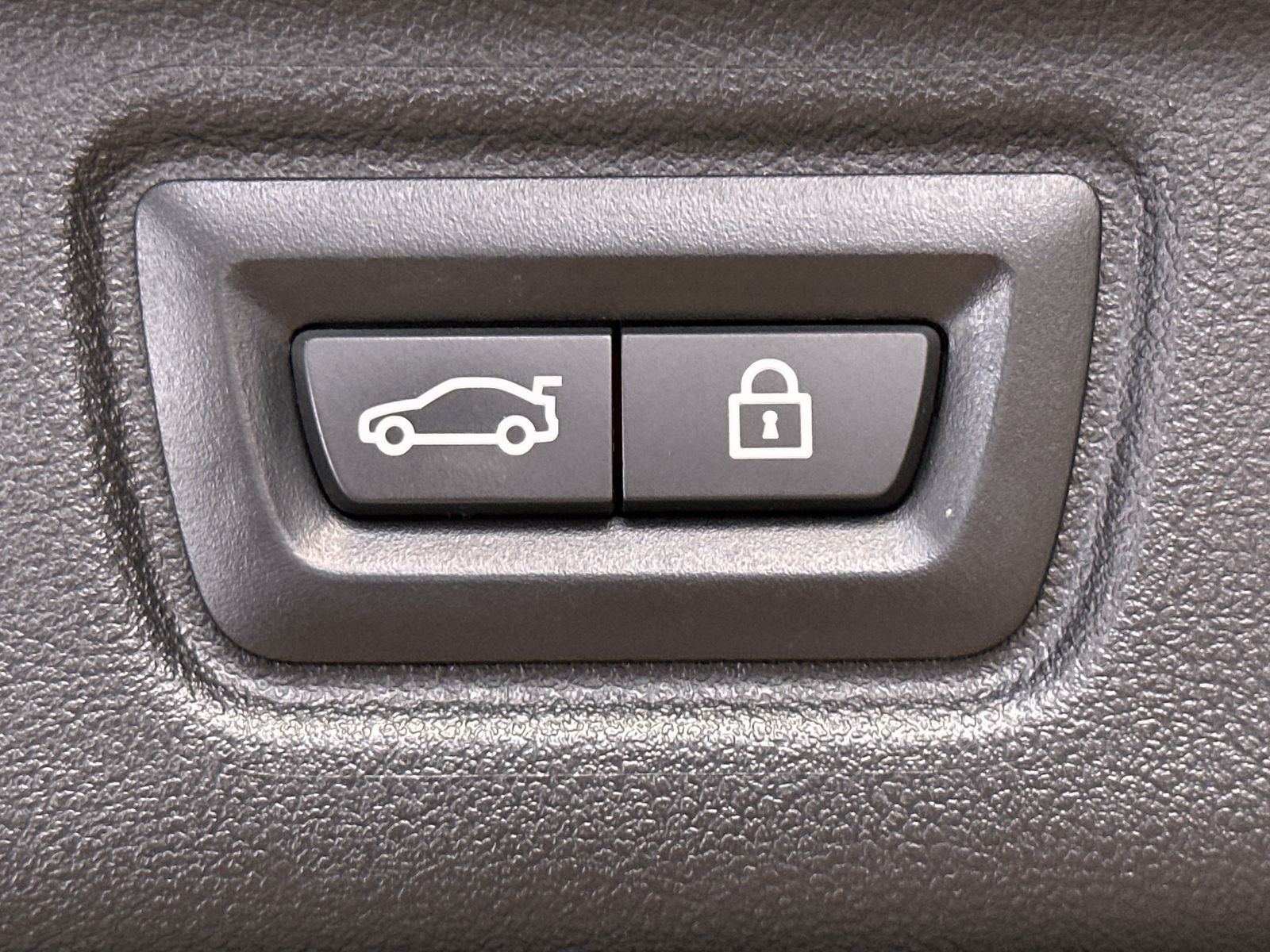 Fahrzeugabbildung BMW 330e Touring Sport-Line NAV+LED+HIFI+18ZO+MEMORY