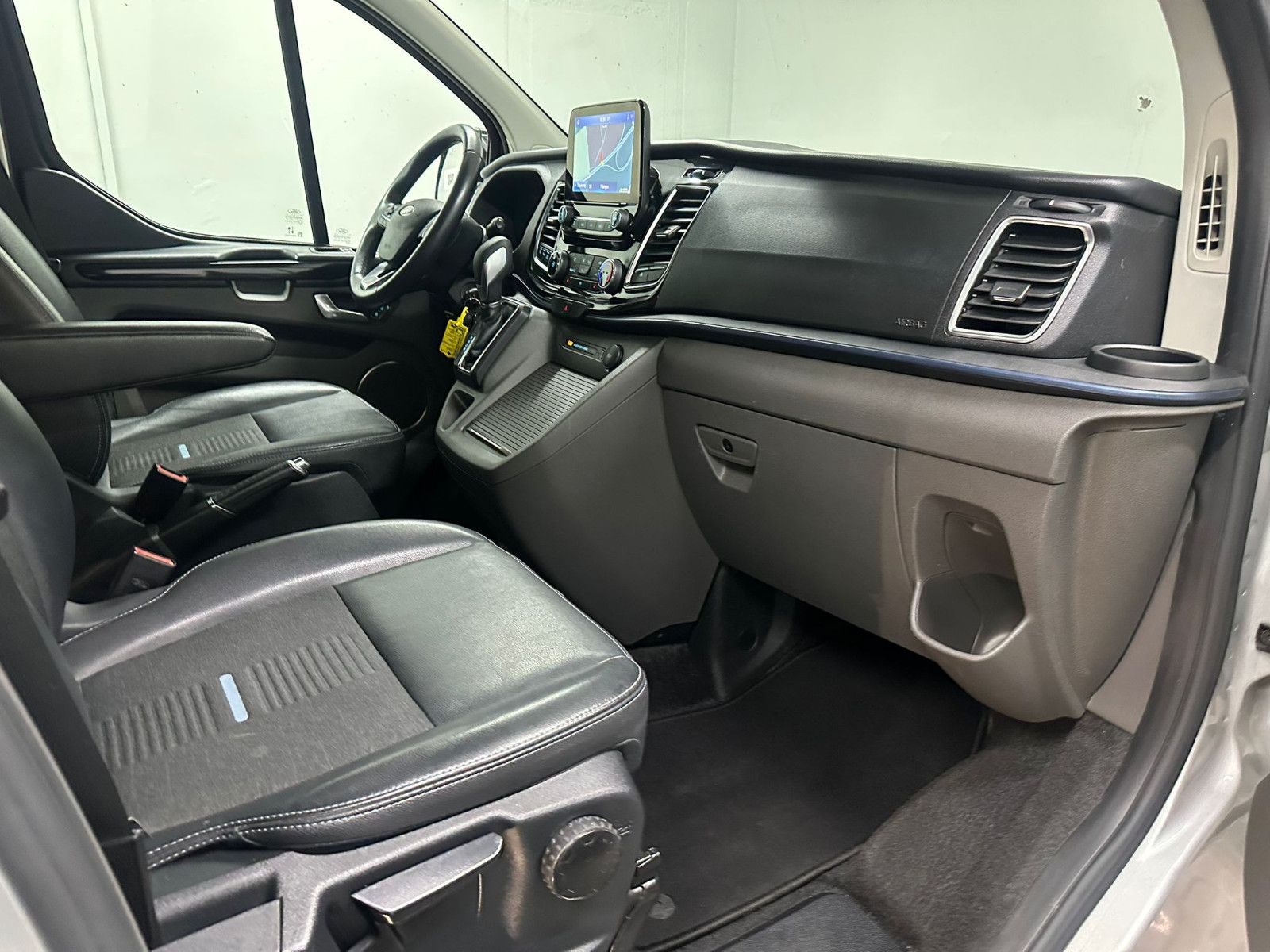 Fahrzeugabbildung Ford Tourneo Custom 320 L2H1 Autm. Active Bus*ACC*8