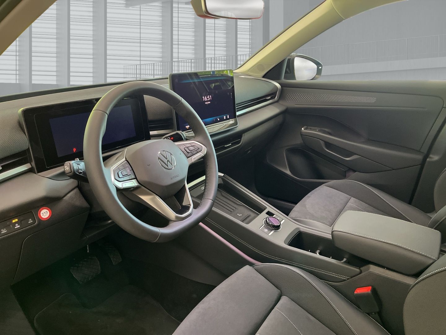 Fahrzeugabbildung Volkswagen T-Roc Style 1.5 eTSI DSG HUD AHK-el. klappb. Nav