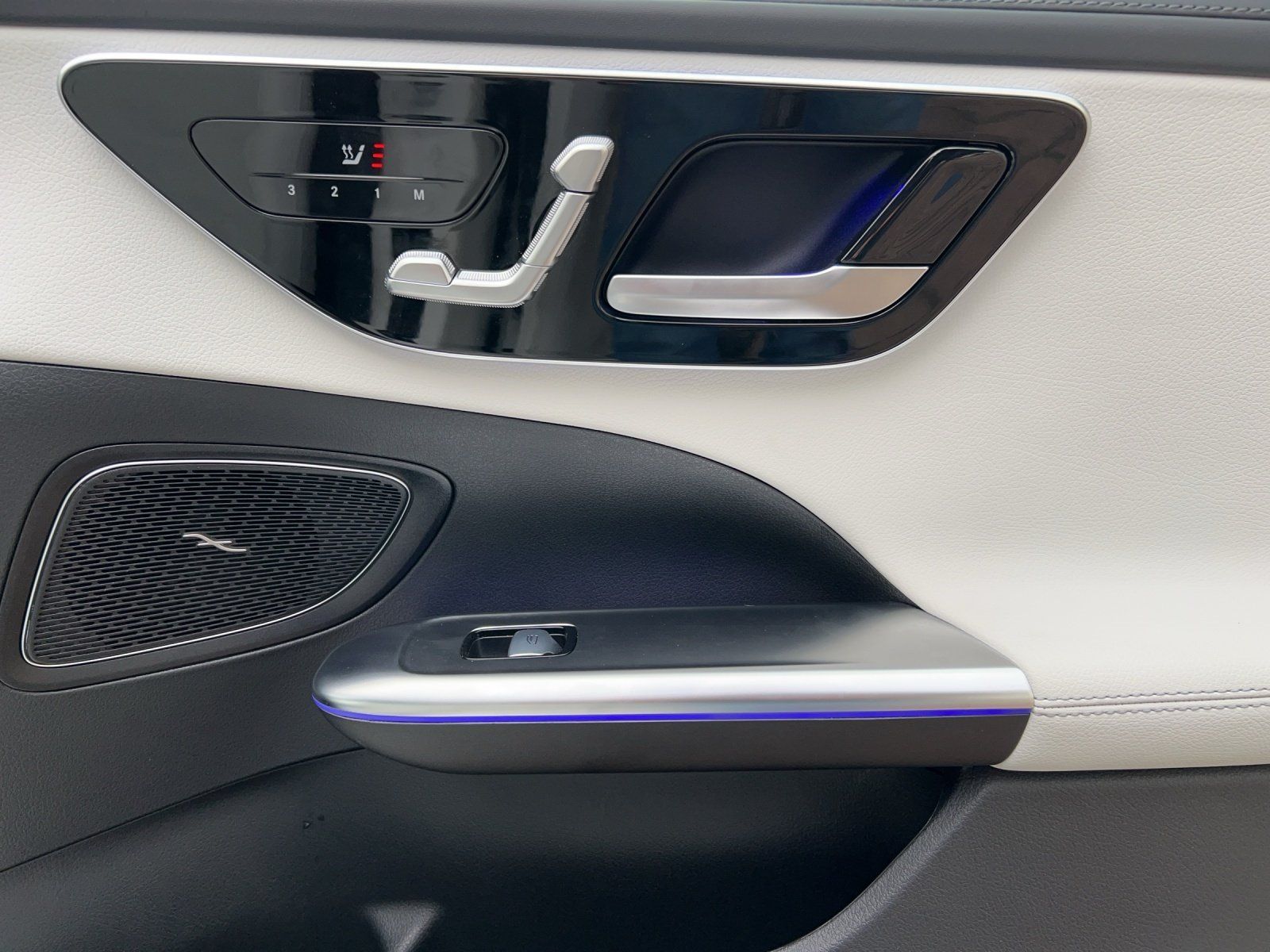 Fahrzeugabbildung Mercedes-Benz C 220 d T AMG AHK Night DISTRO 360° Memory 19"