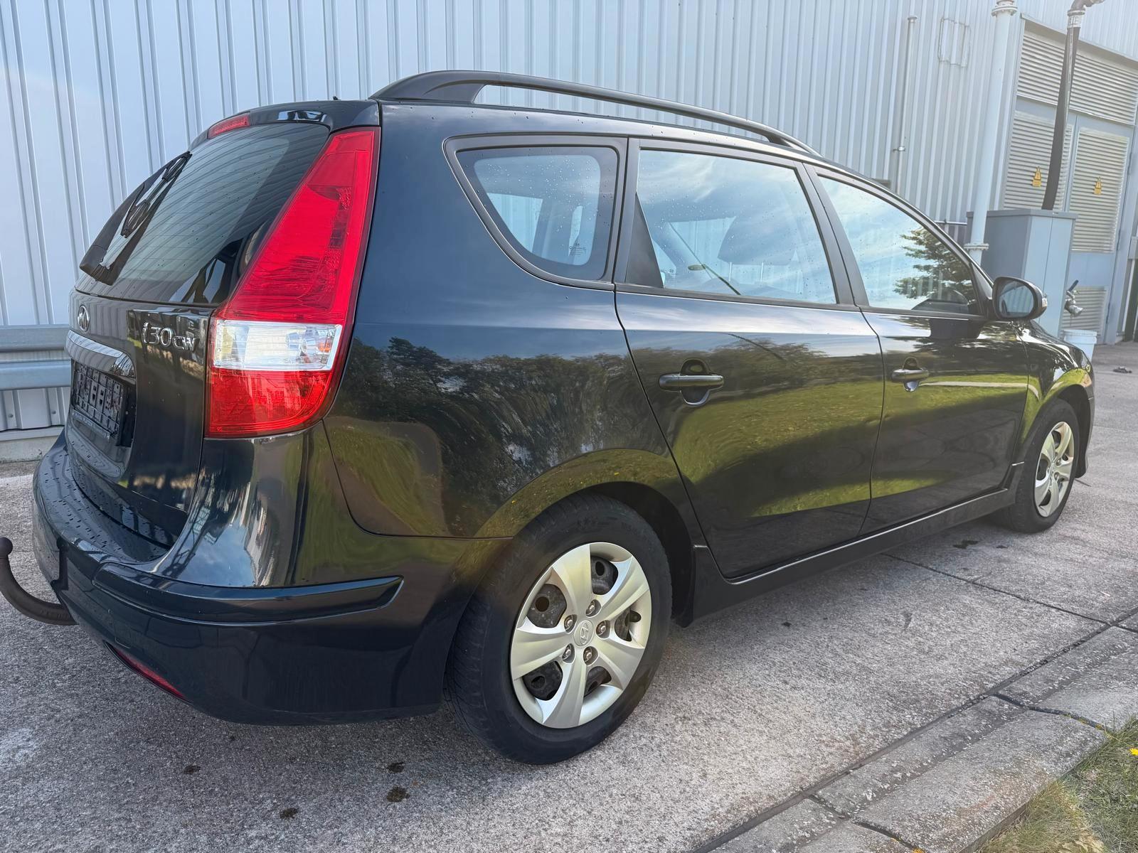 Hyundai i30 2011 — engine 1.582 cm³, 90 HP (66kW)
