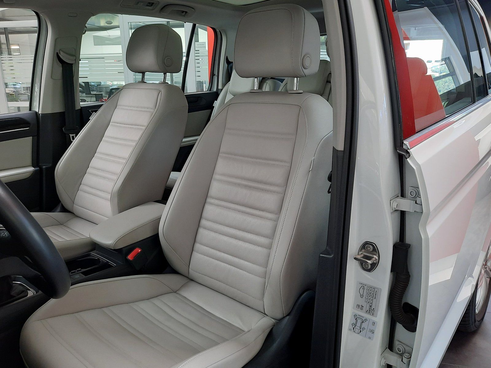 Fahrzeugabbildung Volkswagen Touran Highline TSI *AHK*Panodach*LED*PDC*Navi*