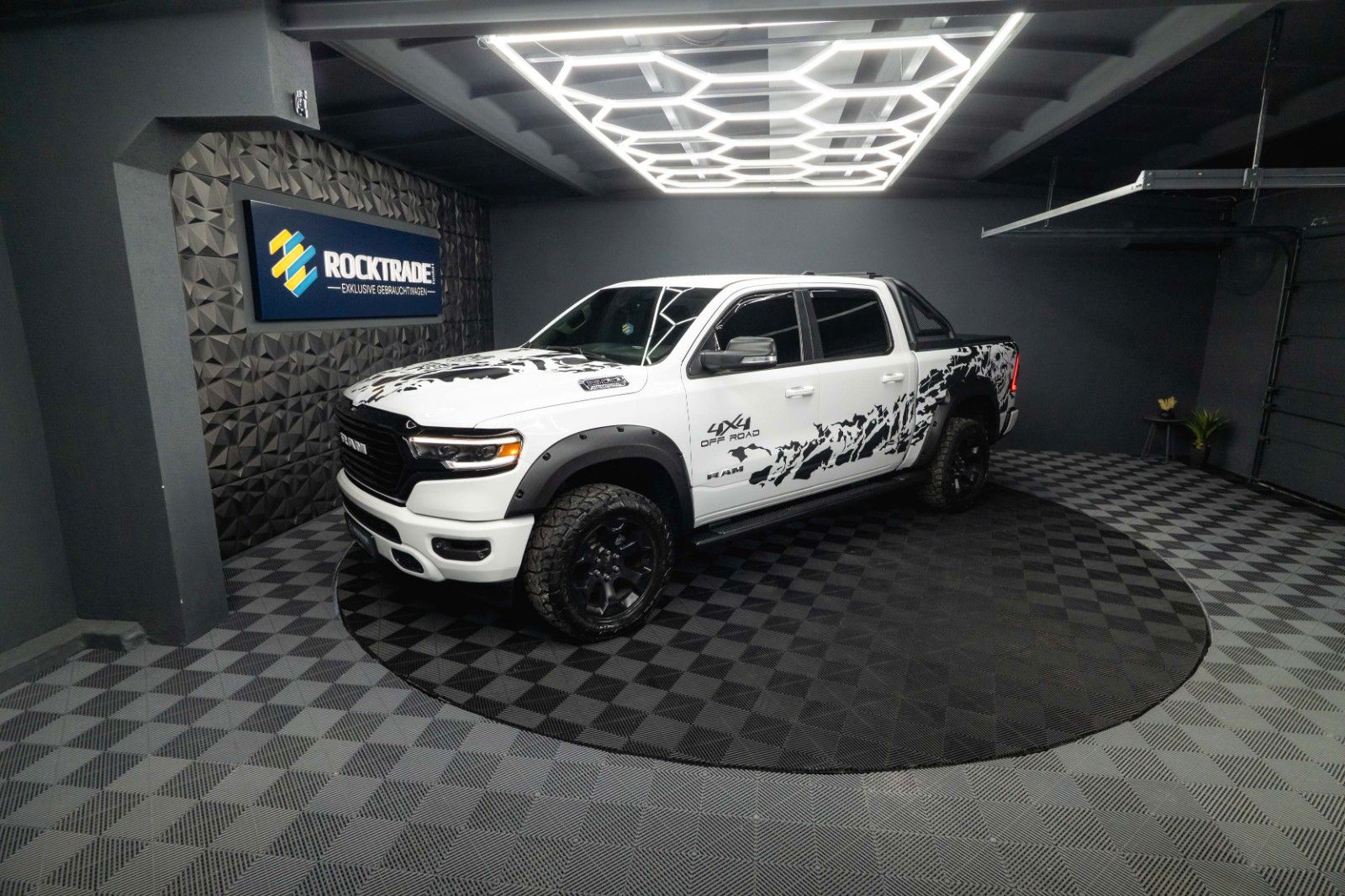 Fahrzeugabbildung Dodge RAM 5.7 V8 HEMI 4x4 OFFROAD Night-Paket Limited