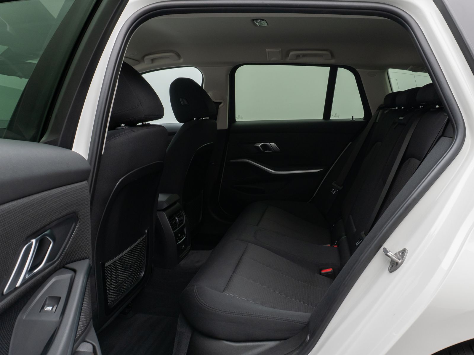 Fahrzeugabbildung BMW 330e DAB CockPitPr Lenkrhz PDC Stop&Go Alarm AHK