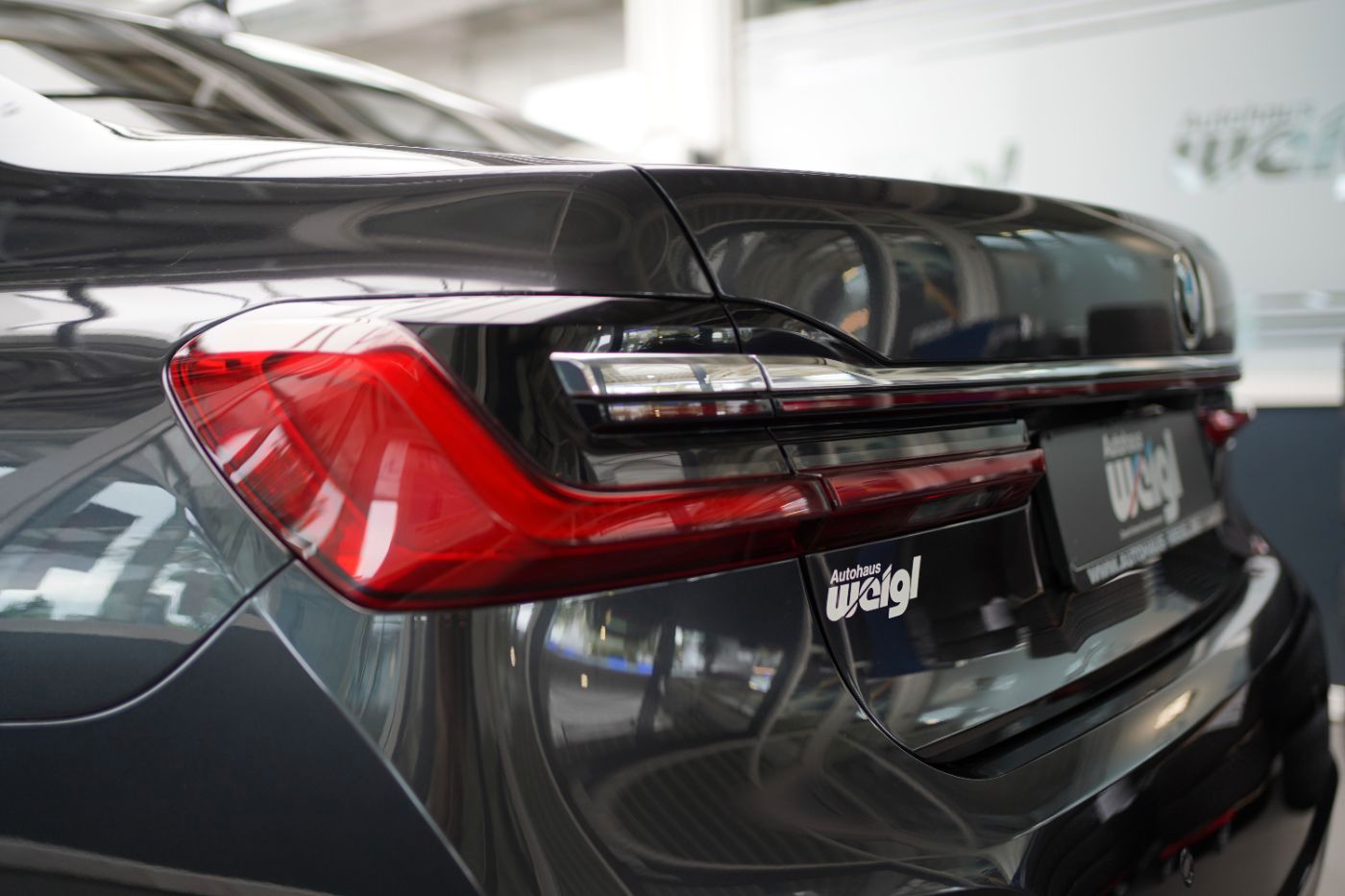 Fahrzeugabbildung BMW 750i xDrive +ferngest. Parken+Komfortsitze v&h++
