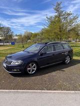 Volkswagen Passat 2.0 TSI DSG R-Line R-Line - Volkswagen Passat mit Benzin-Antrieb: Kombi, Automatik, 2.0