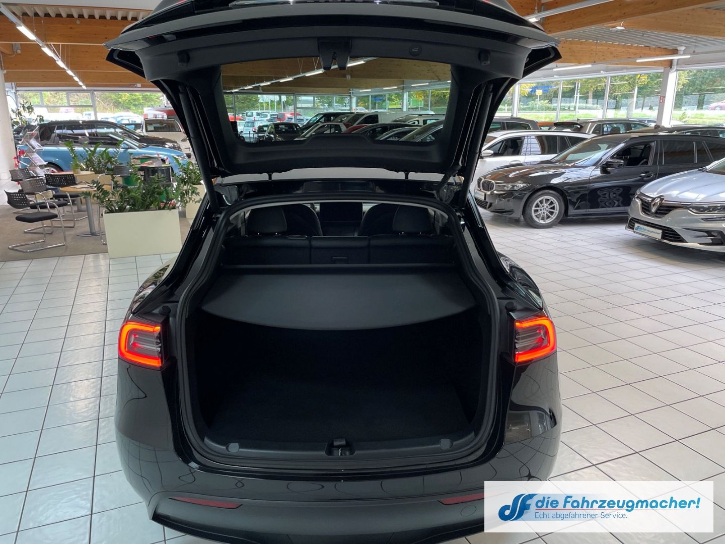 Fahrzeugabbildung Tesla Model Y Basis RWD Panorama Navi Soundsystem LED