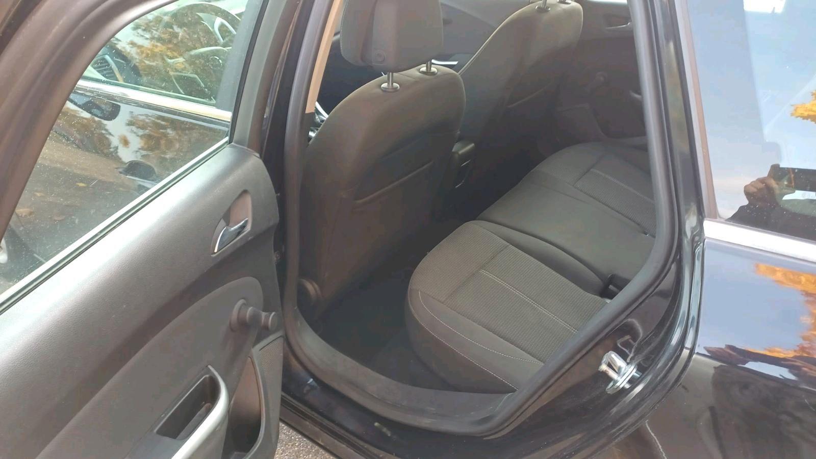 Opel Astra 2011 — photo 8