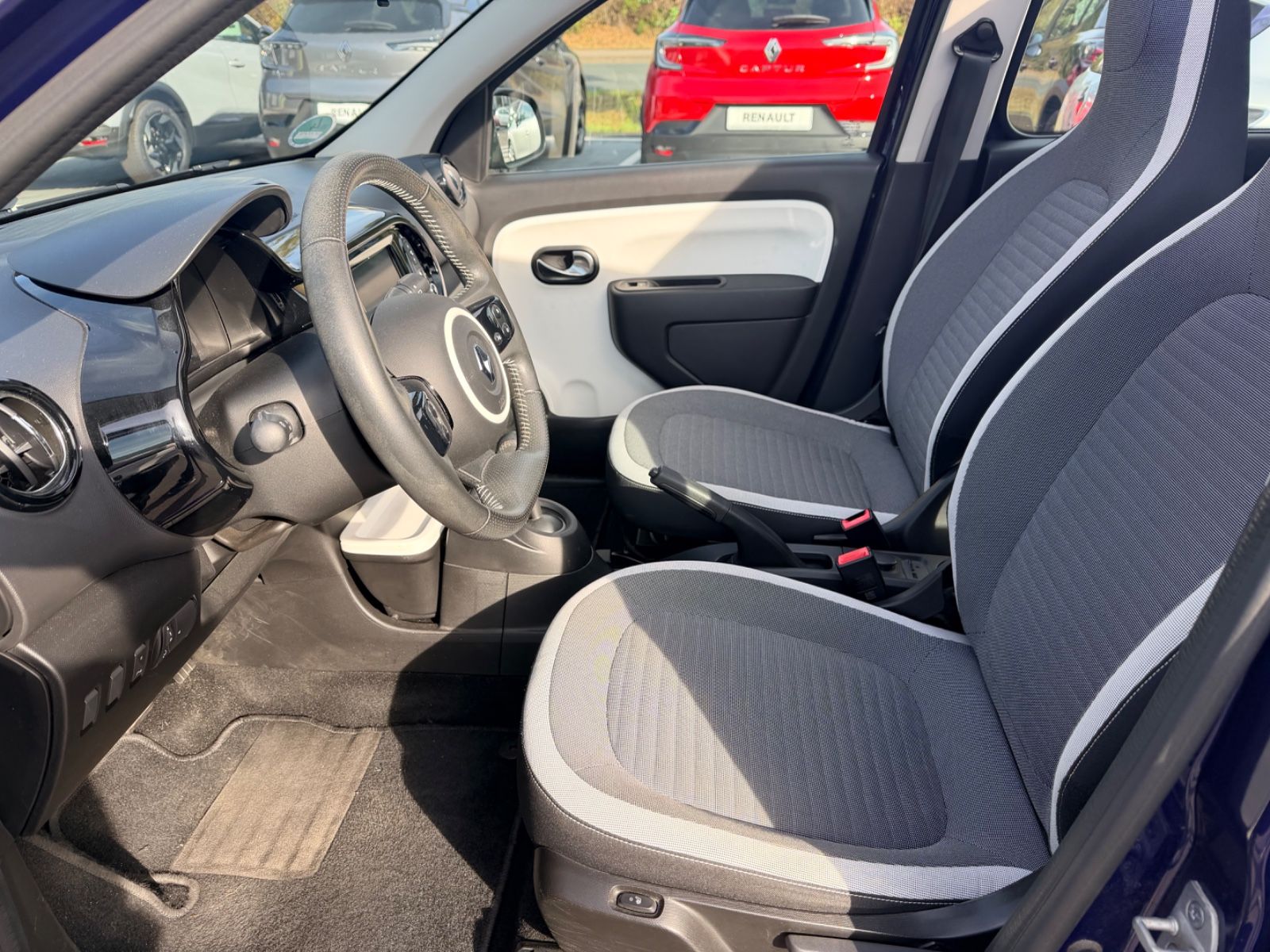 Fahrzeugabbildung Renault Twingo Intens "AUTOMATIK / FALTDACH / 1.HAND"