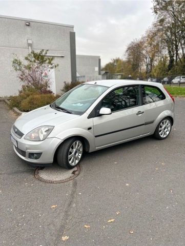 Ford Fiesta im guten Zustand. TÜV ist neu ...