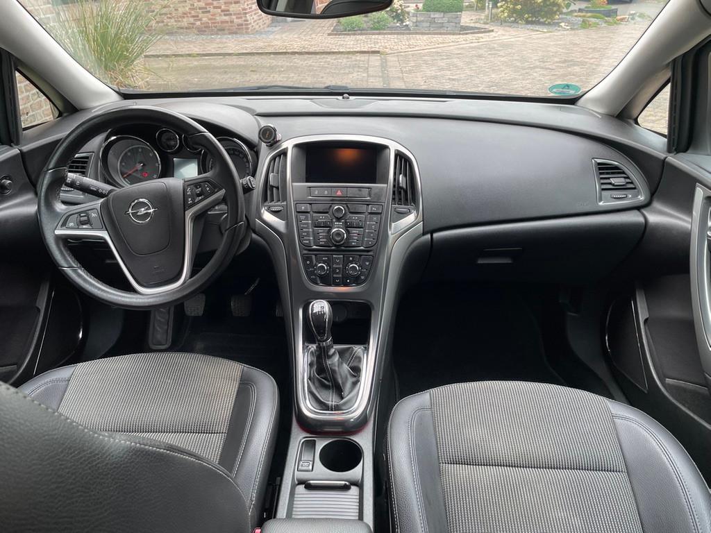 Opel Astra 2011 — photo 5