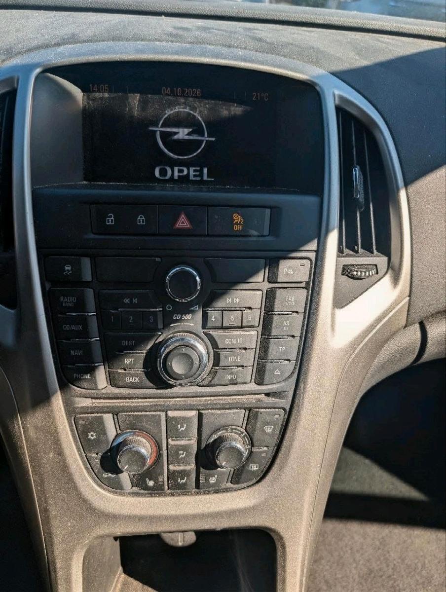 Opel Astra 2011 — rear view