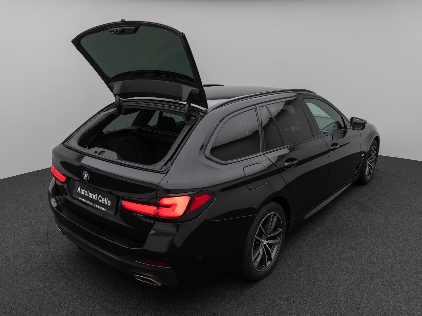 Fahrzeugabbildung BMW 520d xD M Sport Kamera HUD DAB HiFi Stop&Go AHK