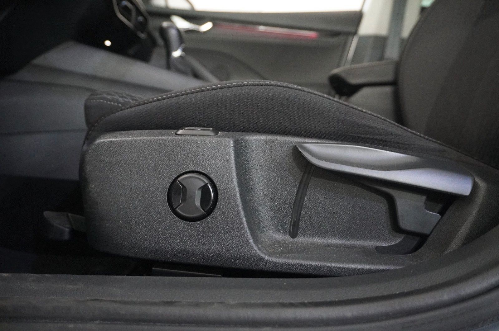 Fahrzeugabbildung SKODA Octavia Combi 2.0 TDI AMBITION NAVI/LED/KAMERA