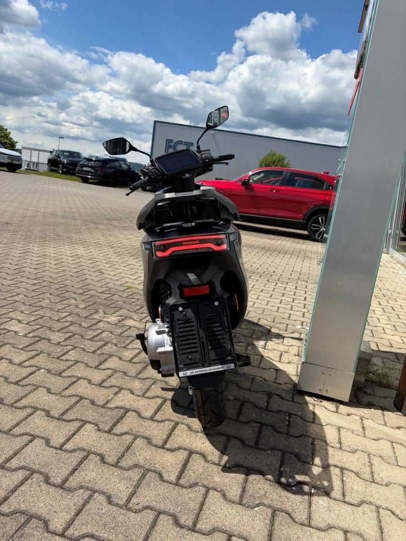 Fahrzeugabbildung Honda CUV e: Connected