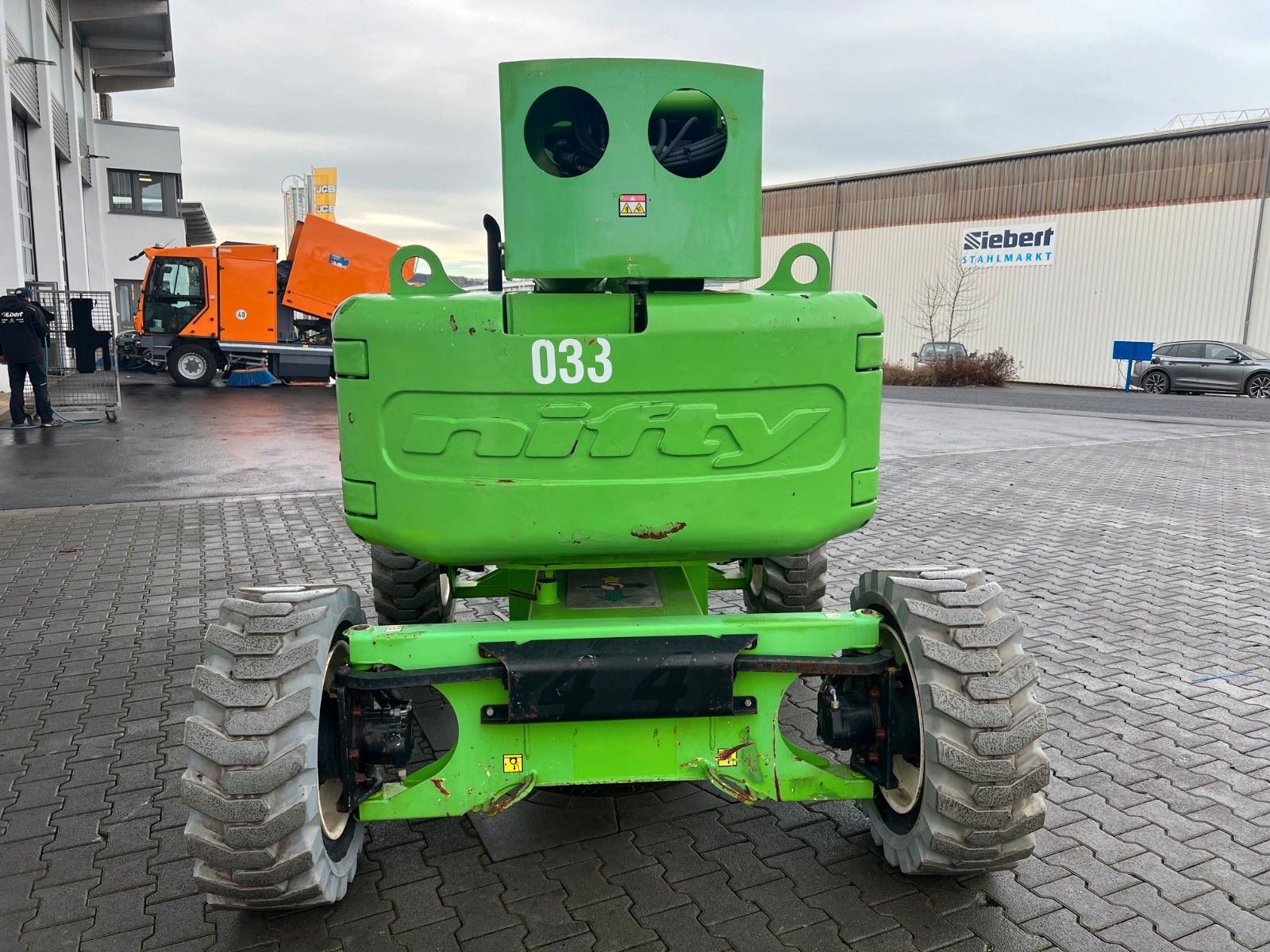 Fahrzeugabbildung Niftylift HR17D 4X4 / 1.636h / 17m Arbeithöhe