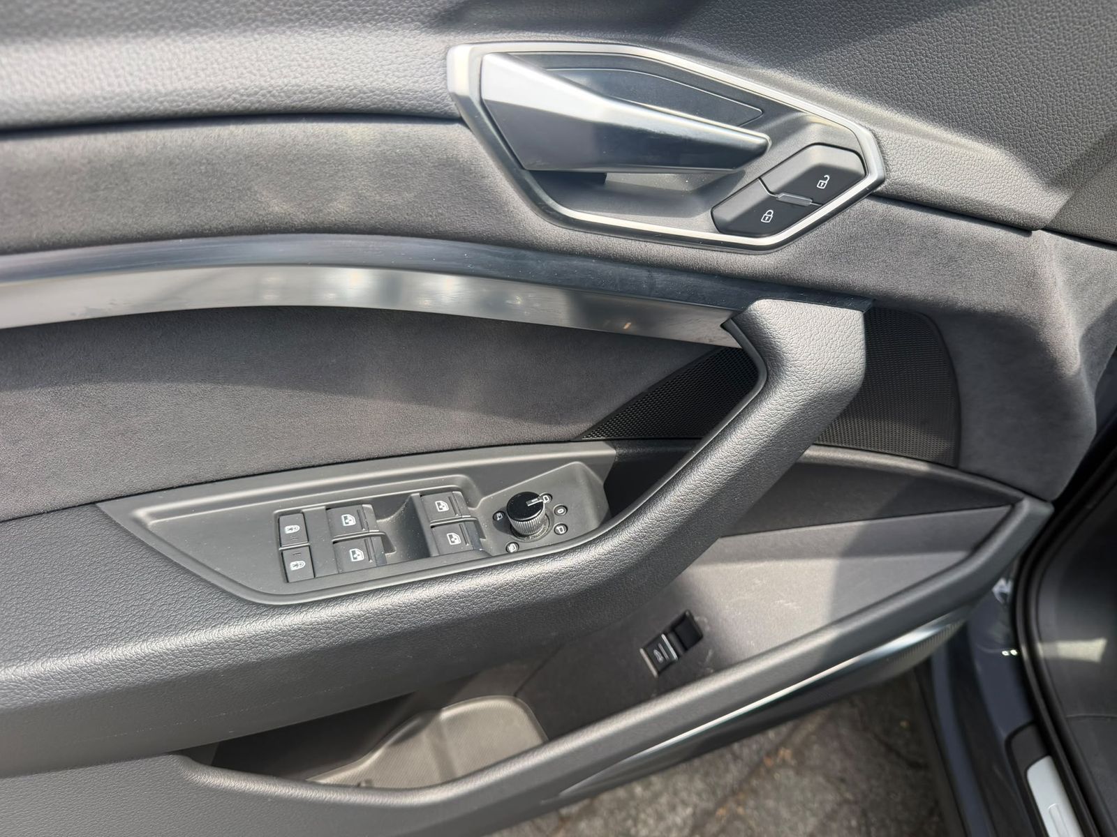 Fahrzeugabbildung Audi Q8 e-tron 55 QUAT 2X S LINE OPTIK BLACK+LUFT+AHK