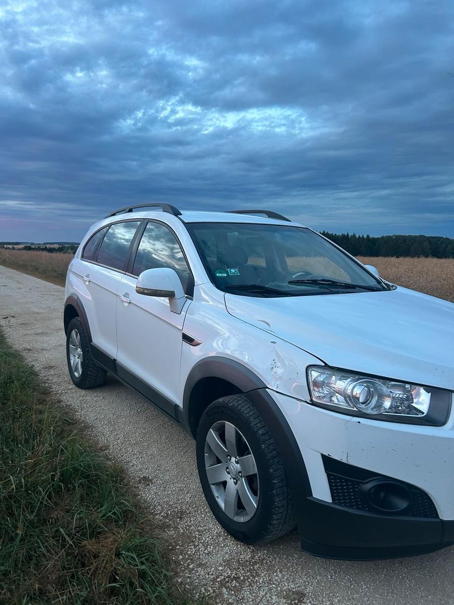 Chevrolet Captiva 2011 — rear view
