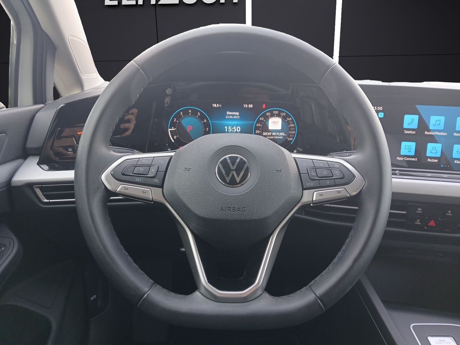 Fahrzeugabbildung Volkswagen Golf VIII eTSI Life DSG LED AHK Navi Pano AID AC