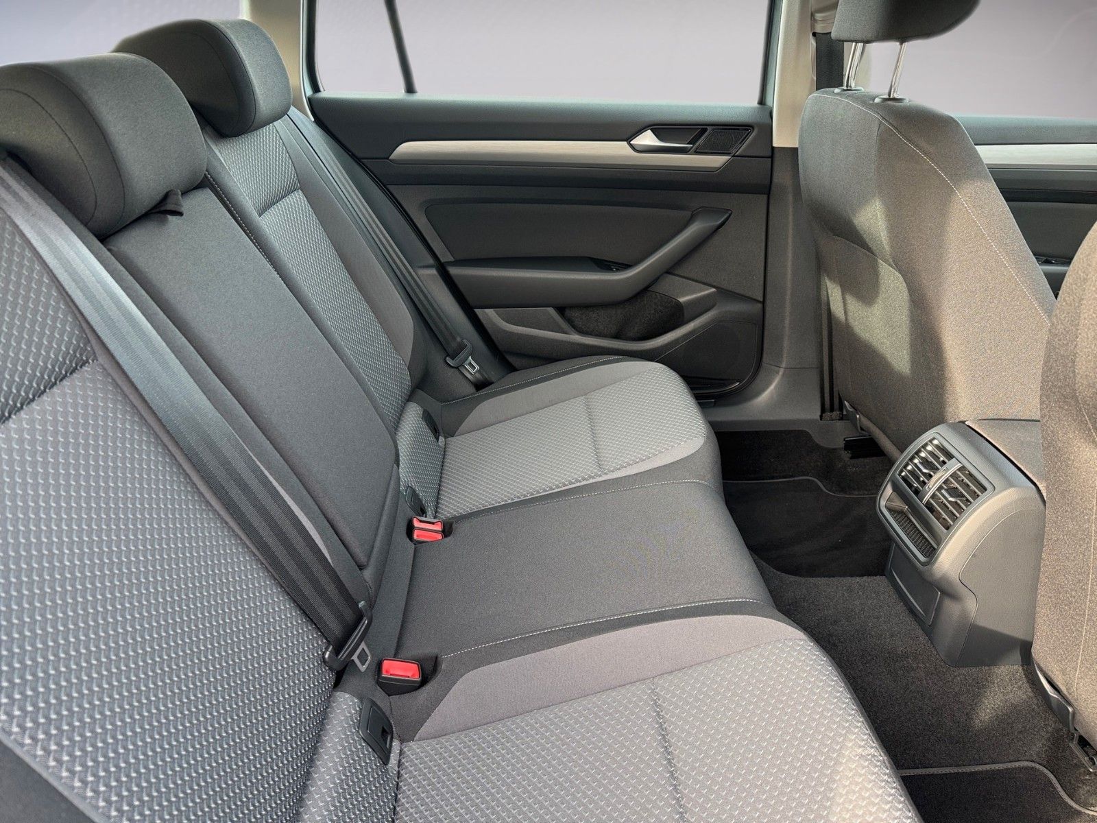 Fahrzeugabbildung Volkswagen Passat Variant Conceptline 1.5 TSI