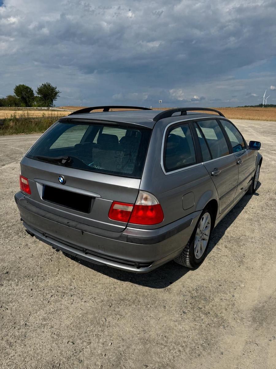 BMW 320 2004 — rear view