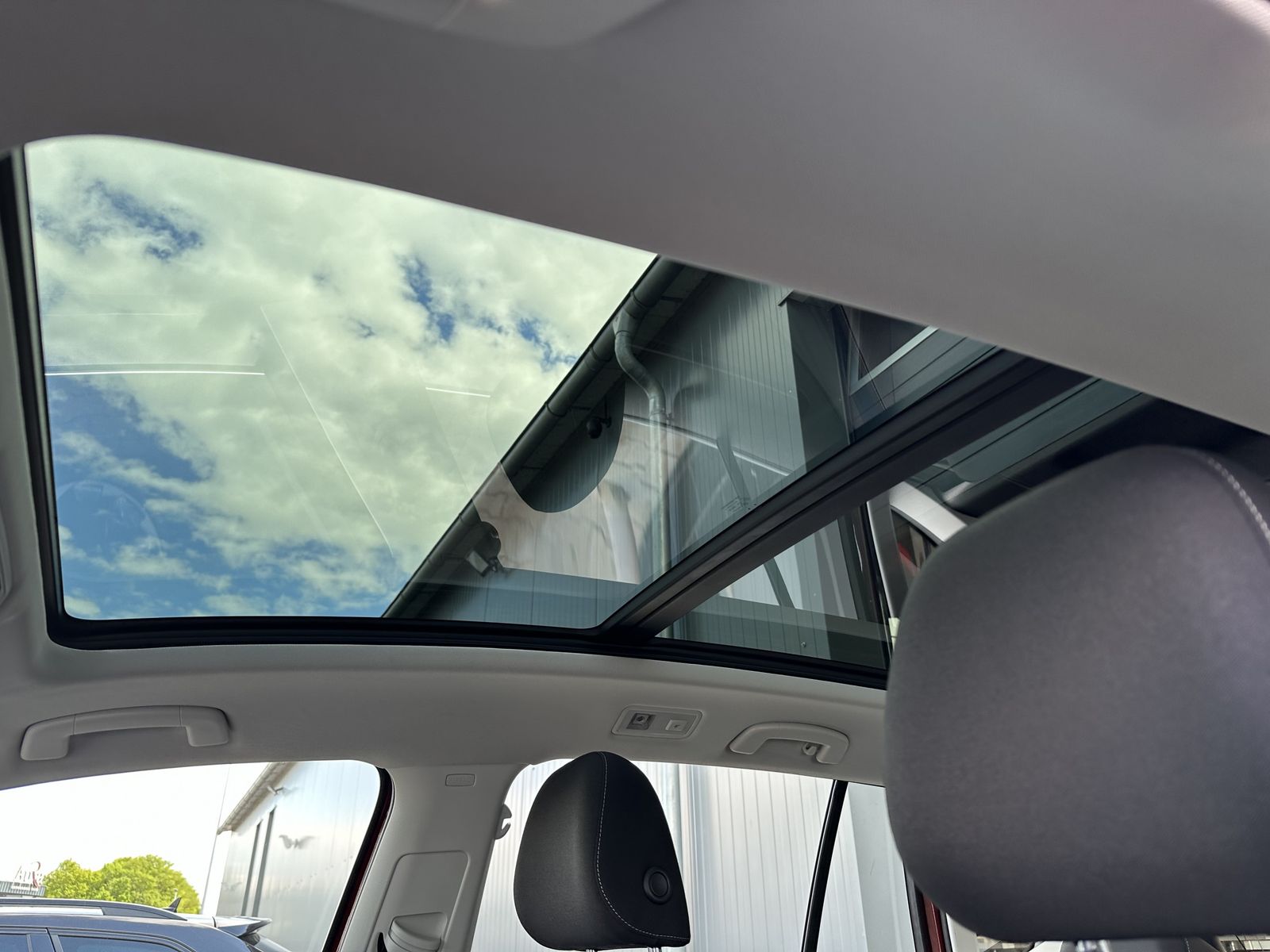 Fahrzeugabbildung Volkswagen Golf Sportsvan 1.5 TSI Highline NAV+LED+ACC+PANO