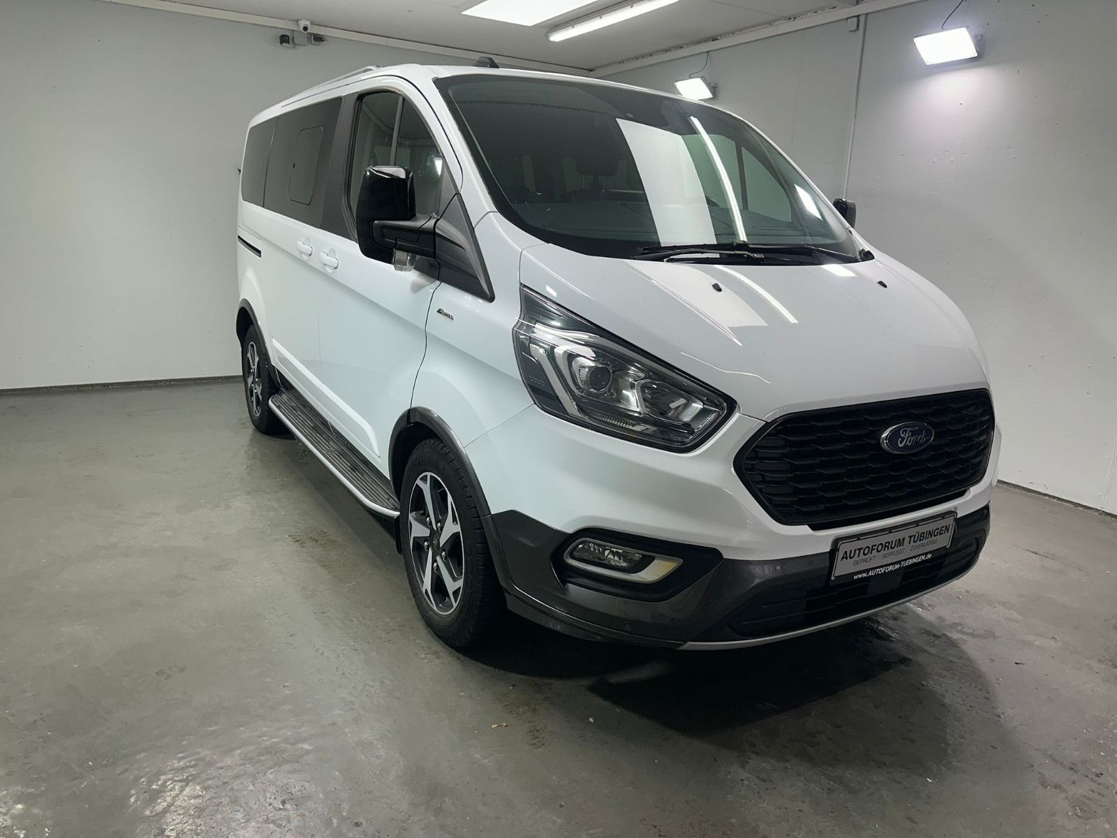 Fahrzeugabbildung Ford Tourneo Custom 320  L1H1 *AHK*ACTIVE*8-Sitzer*