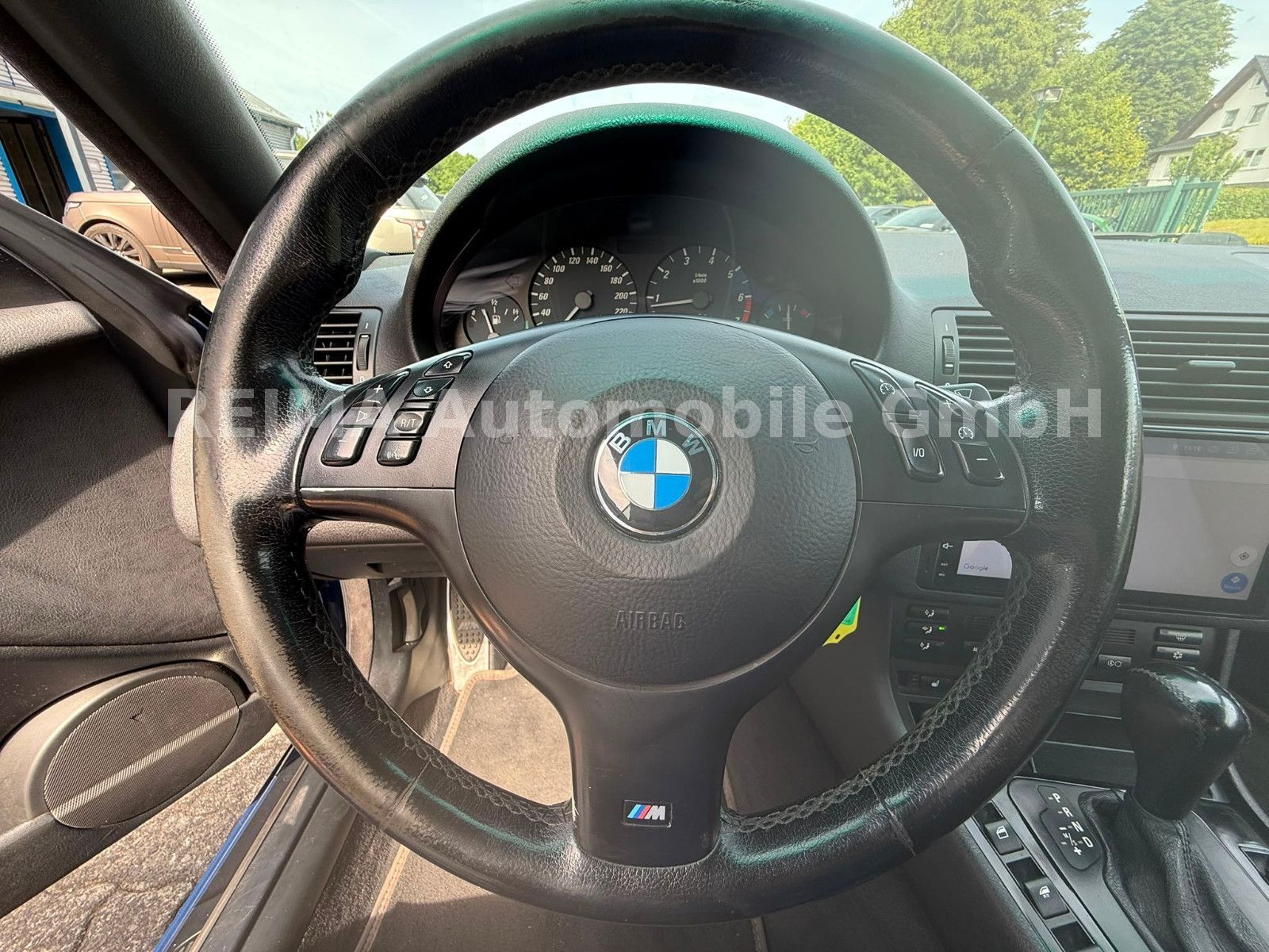 Fahrzeugabbildung BMW 320i Cabrio M-Sport Paket,