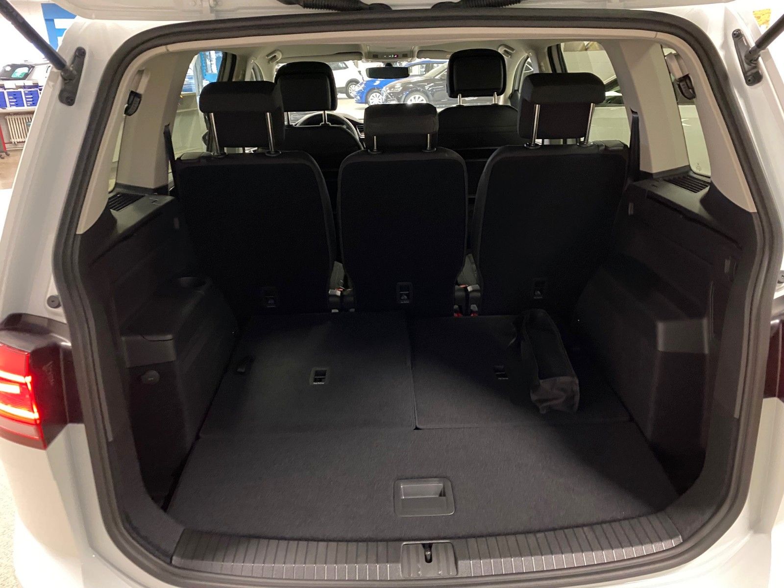 Fahrzeugabbildung Volkswagen Touran 1.5 TSI OPF DSG Highline R-Line+NAVI+LED+