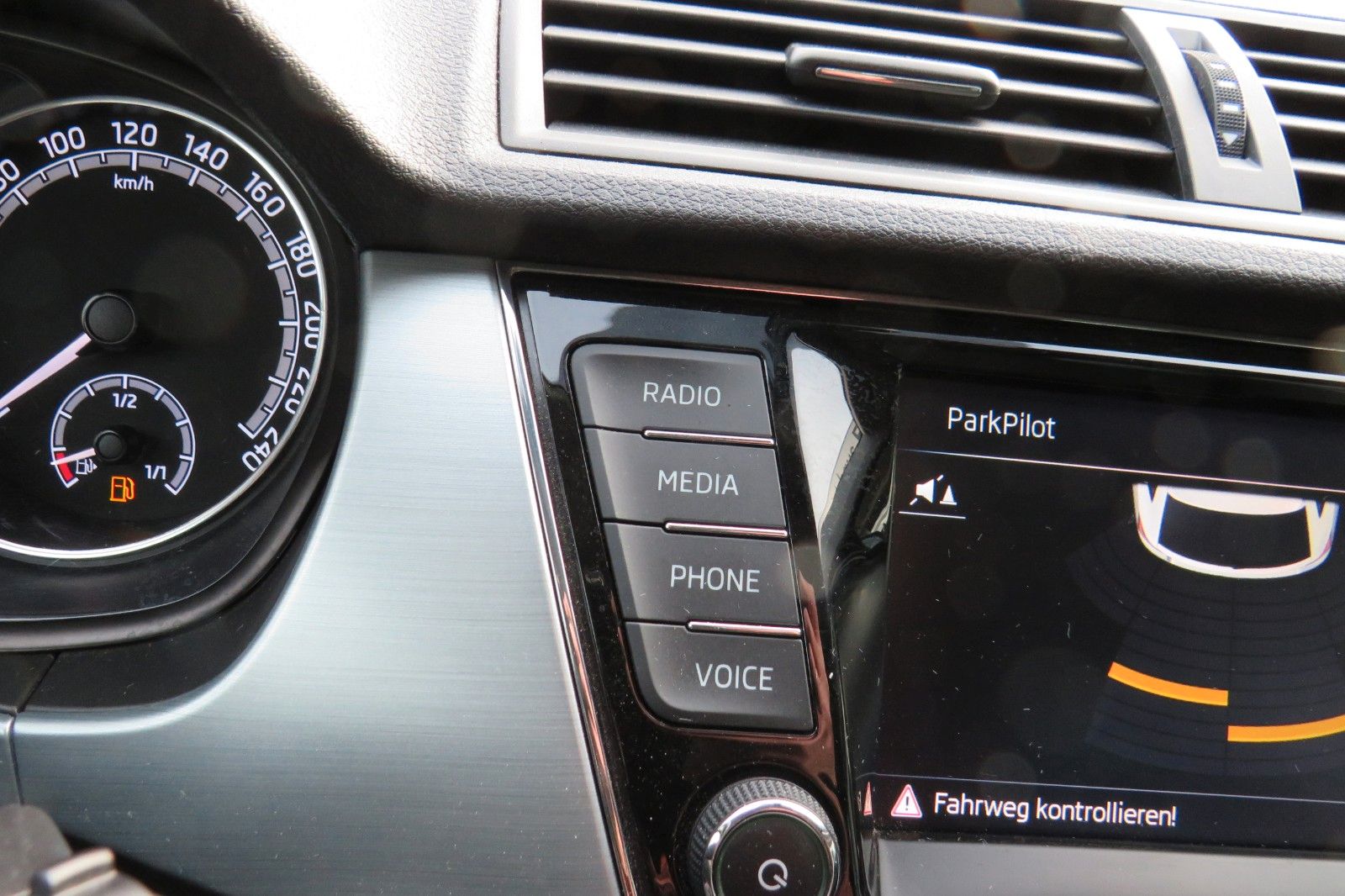 Fahrzeugabbildung SKODA Fabia Combi Ambition APP-CONNECT GRA PDC SITZH.1