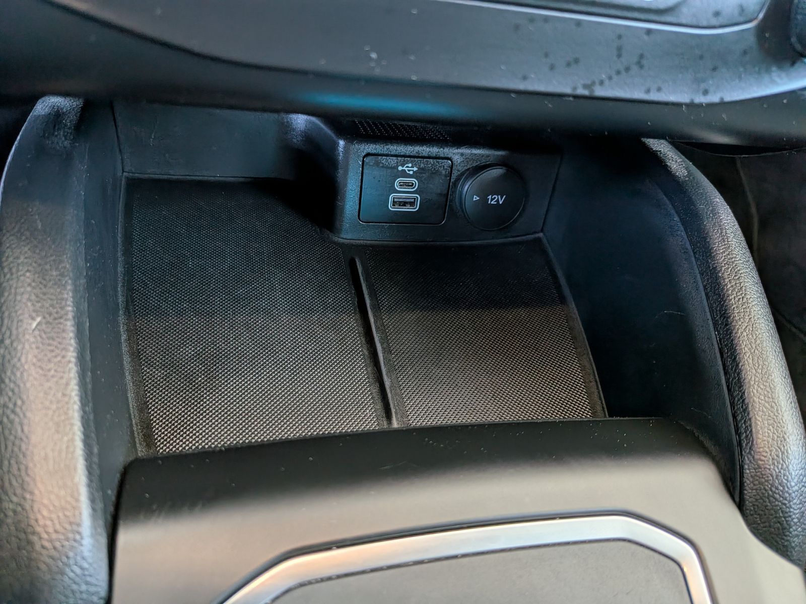 Fahrzeugabbildung Ford Focus Limo EB Active LED ACC Kamera Navi SHZ 17"