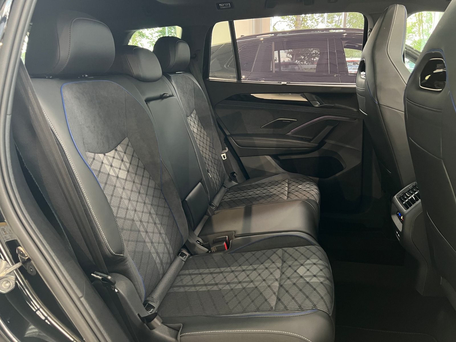 Fahrzeugabbildung Volkswagen Tayron R-Line 1.5 eHybrid DSG *AHK,LM-20",Harman