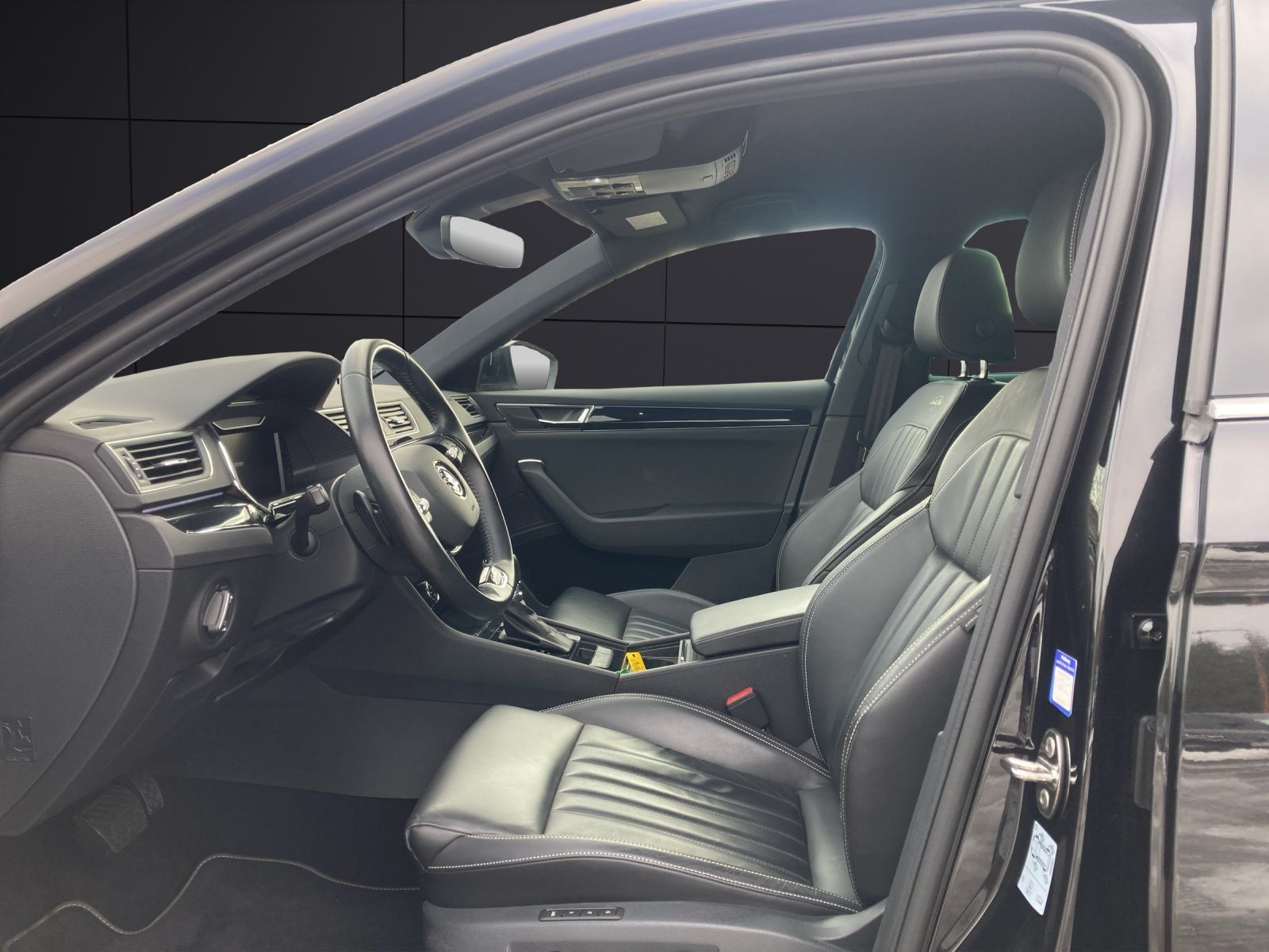 Fahrzeugabbildung SKODA Superb Combi L&K iV