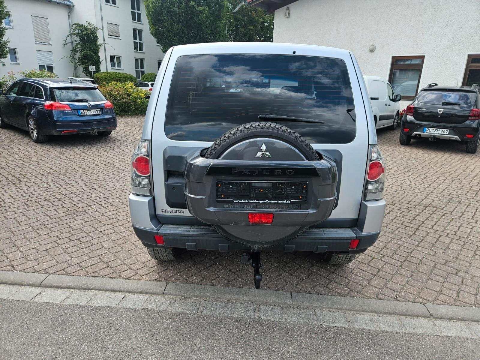 Mitsubishi Pajero 3.2 DI-D Invite | 160 ch | BVM | Attelage | Régulateur | Jantes alliage | Vitres teintées