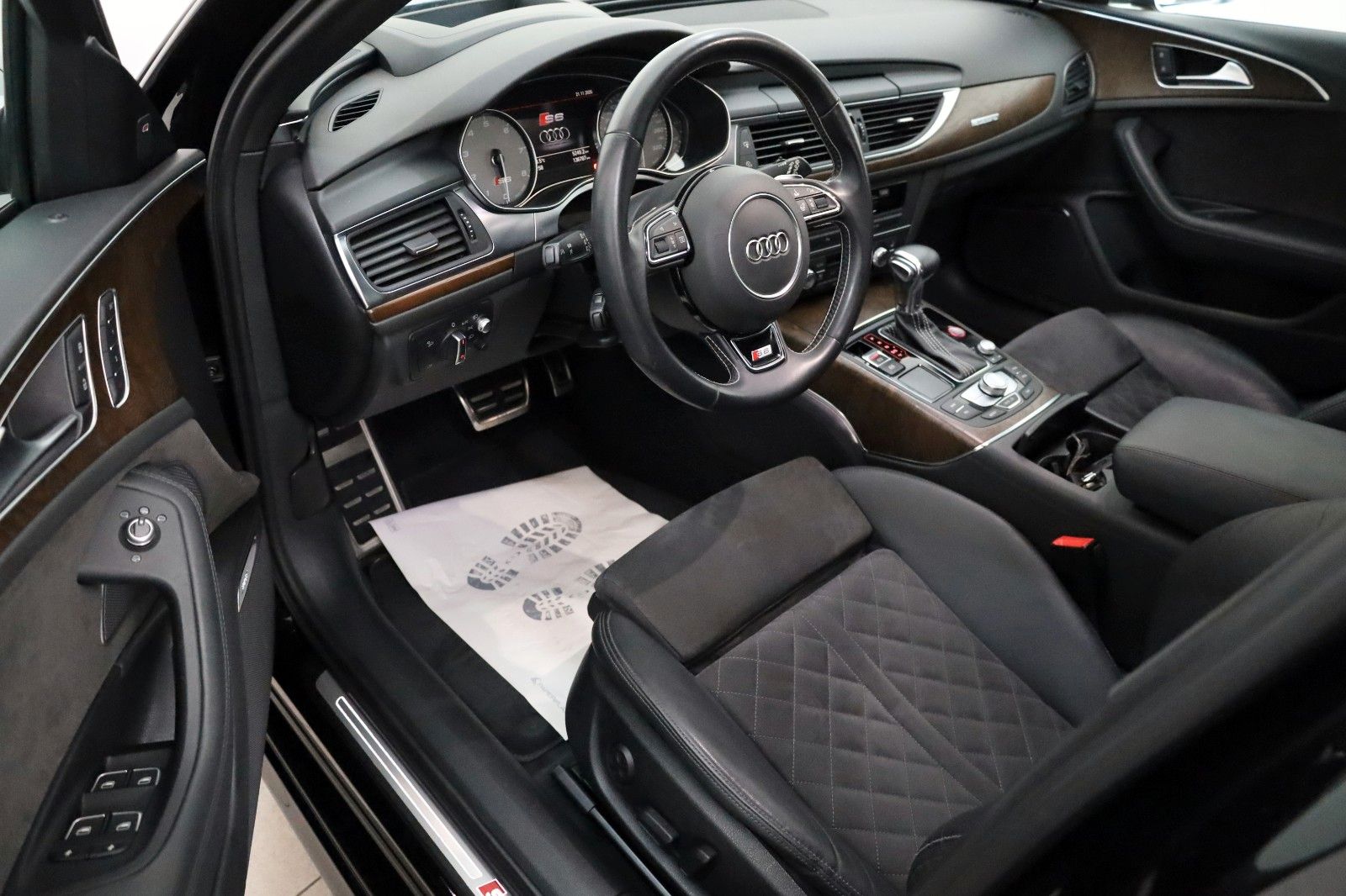 Fahrzeugabbildung Audi S6 Avant 4.0 TFSI quattro Leder,Navi,LED,HUD,Pan