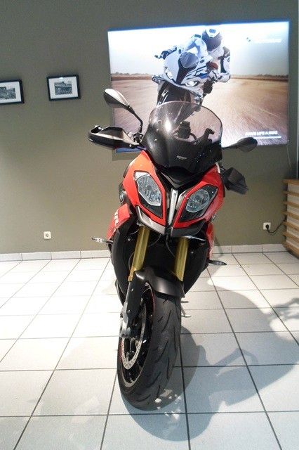 Fahrzeugabbildung BMW S1000XR mit Tieferlegung und Seitenkoffer