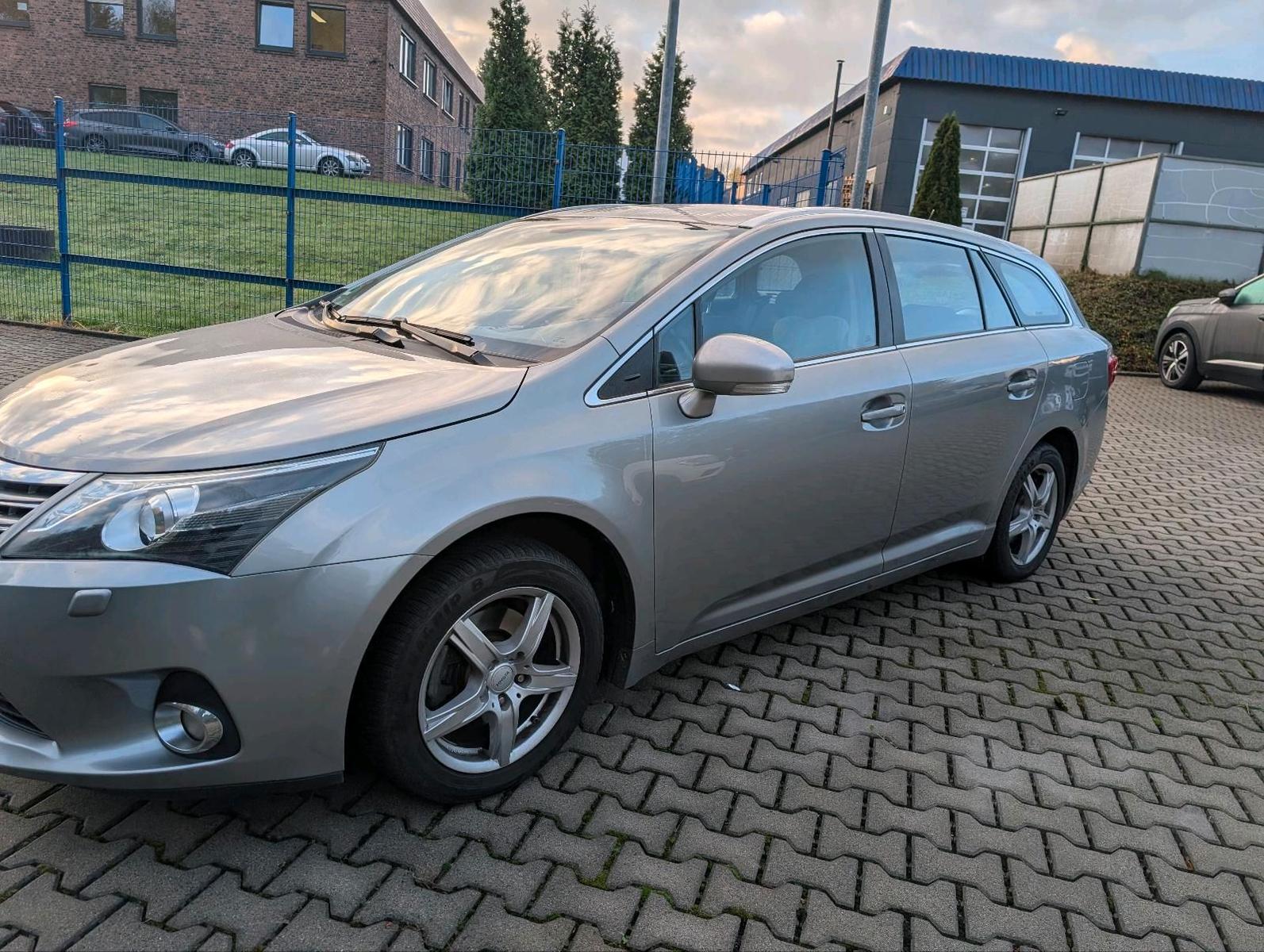 Toyota Avensis 2011 — rear view