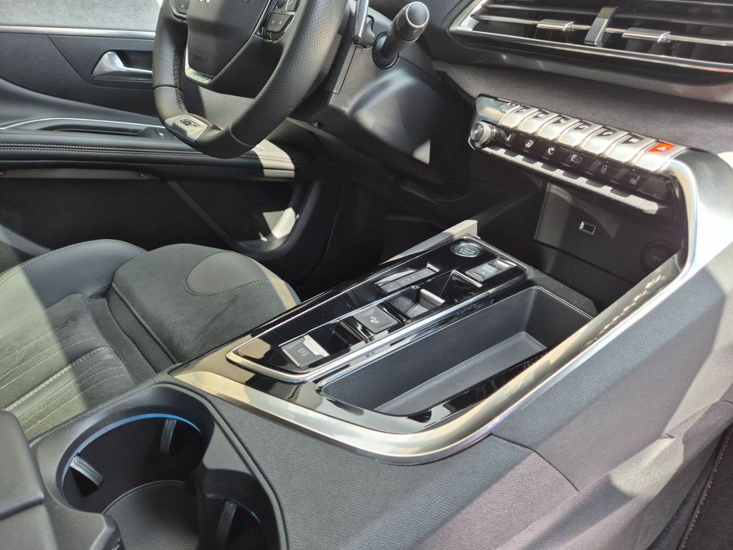 Fahrzeugabbildung Peugeot 3008 Hybrid4 300 GT 1.6 El. Panodach Navi Digita